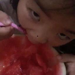 小孩模仿吃瓜视频,小萌娃学吃瓜，萌态百出引欢笑